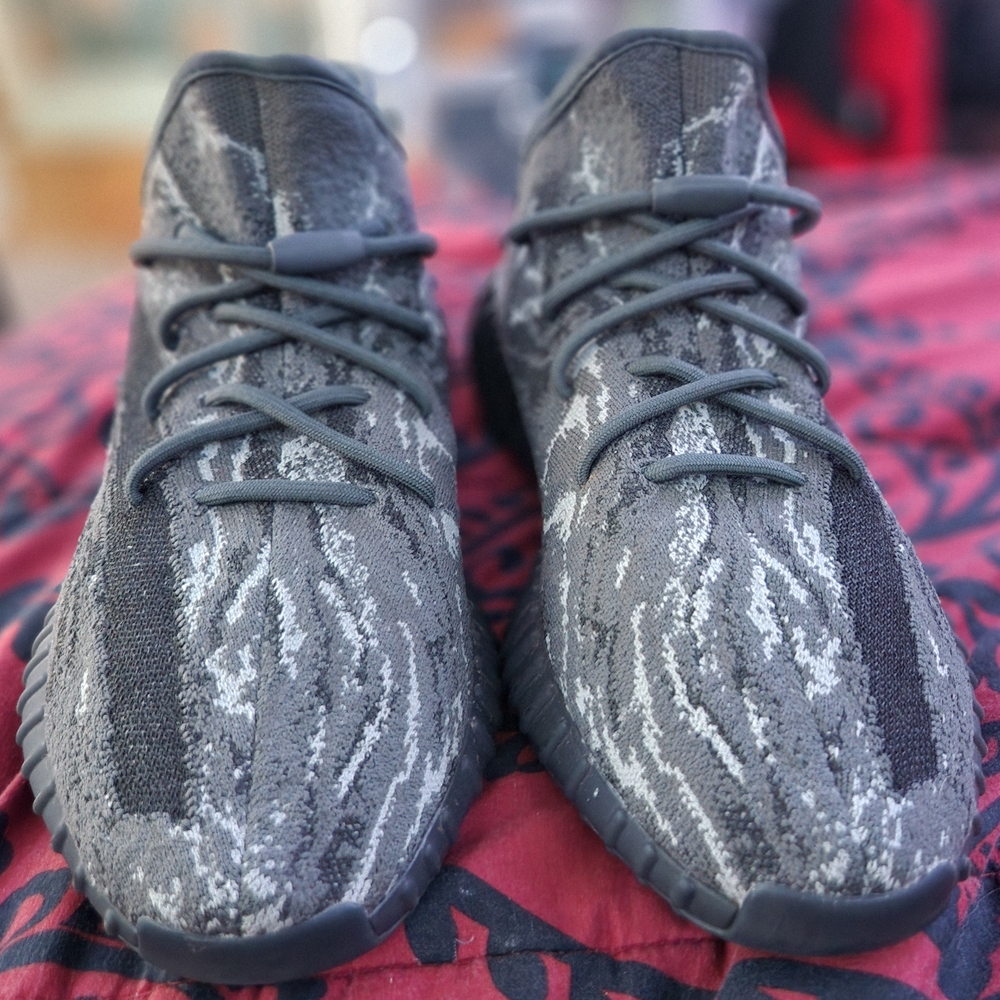 "Yeezy Boost 350 V2" Gray and Black Sneakers